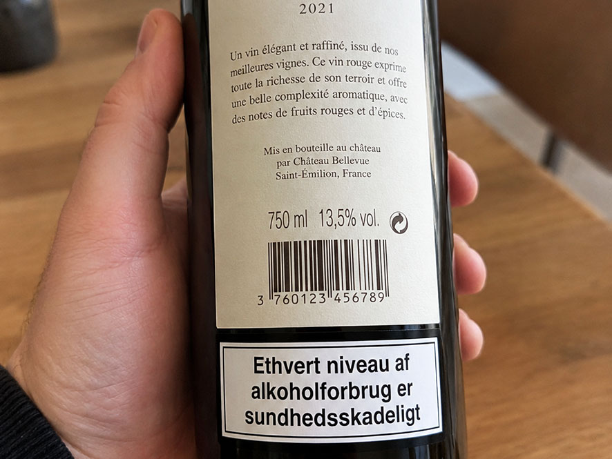 Dette er et AI-genereret billede. Men hvis advarsler på vinflaskernes bagetiketter bliver en realitet, kunne det måske se nogenlunde sådan ud.