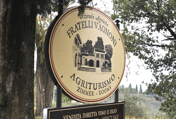 Det er ikke alle agriturismo’er, der har så flot et skilt ud mod vejen som Luigi Vagononi. Han har en stor vingård med dejlige værelser og lejligheder i nærheden af San Gimignano.