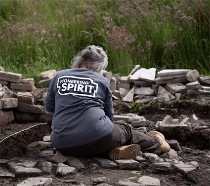 En af de frivillige fra Pioneering Spirit i gang med gravearbejdet.