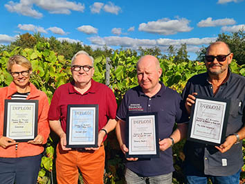 Vinderne af de bedste vine (fra venstre): Bonnie Austmann Brinkløv fra Genereux, Jørgen Tokarski fra Incendi Vine,
Tom Brandis fra Domaine Brandis og Steen H. Rasmussen, The Wine Company.