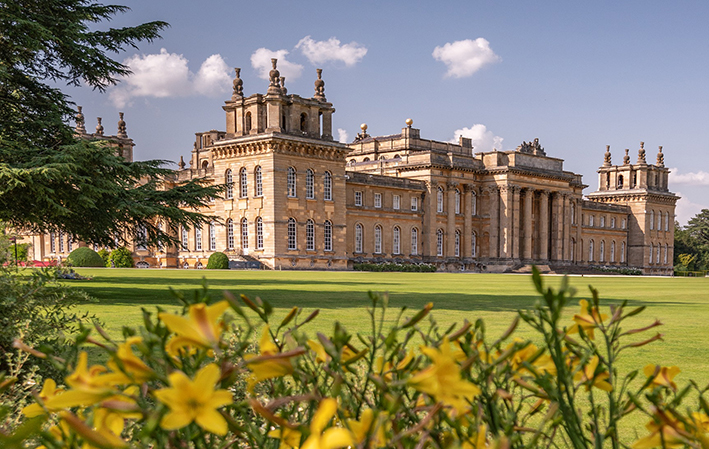 Blenheim Palace ligger i Woodstock i Oxfordshire og blev opført i begyndelsen af 1700-tallet.