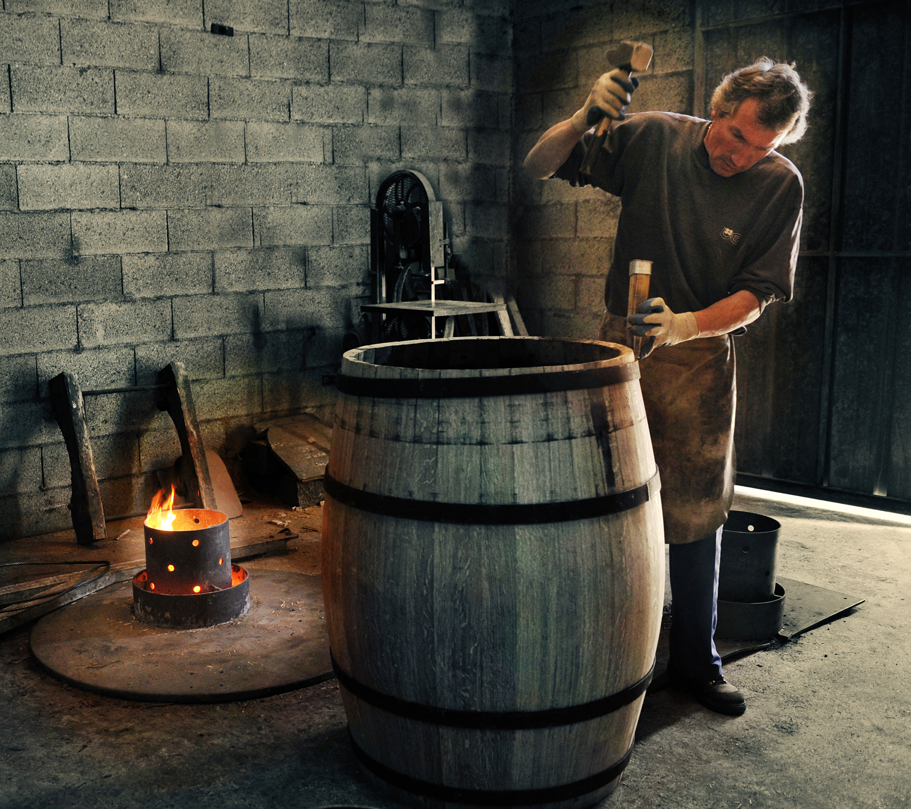 Foto: En bødker på arbejde hos det franske Domaine Boinaud. Foto: Wikipedia/Boinremi1822.