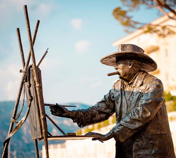 Statuen af Winston Churchill, der også var en dreven kunstner. Han efterlod mere end 500 malerier. Foto: International Churchill Society.