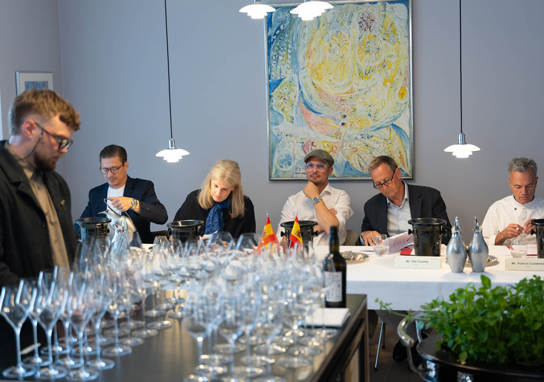 Mathias Thorstein Breinholt gør klar til at skænke sherry for dommerpanelet.