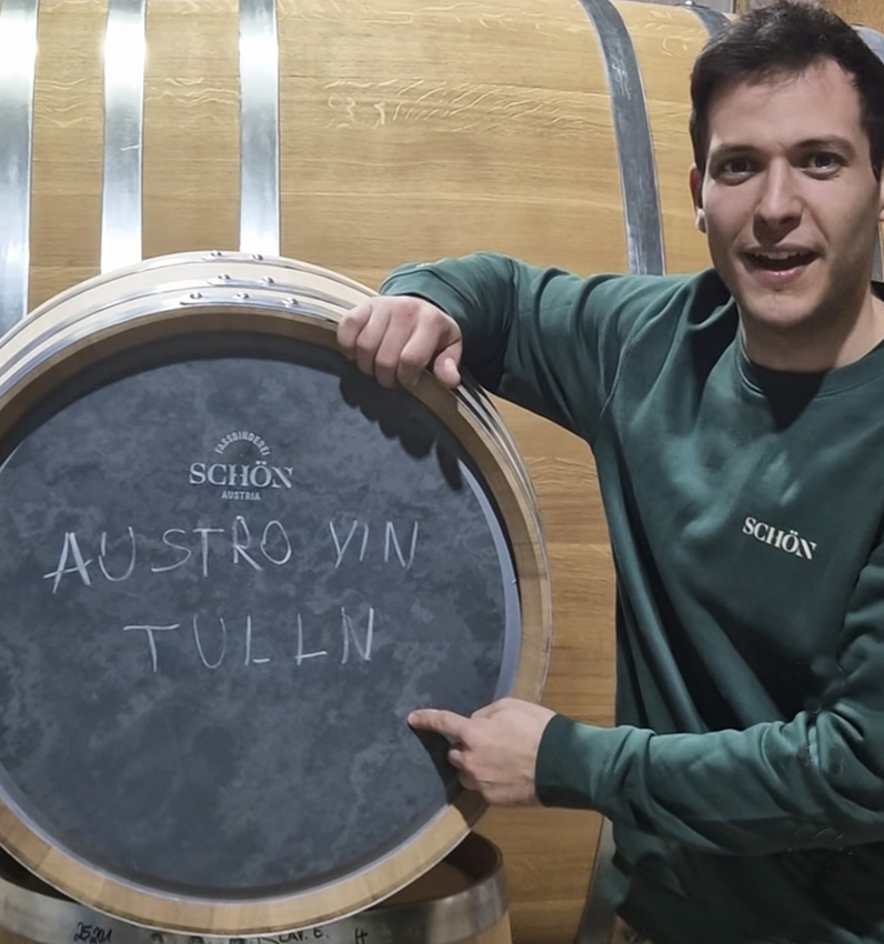 Manuel Sch&ouml;n med en udgave af sit nye fad i familiens lille
b&oslash;dkerfirma.