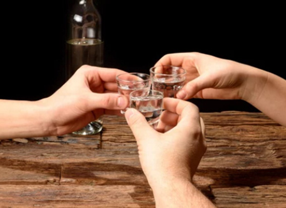 Den klare Filu ‘e ferru ligner vand, men den er langt fra så uskyldig og drikkes altid af små glas. Foto: Tesori Sardi.