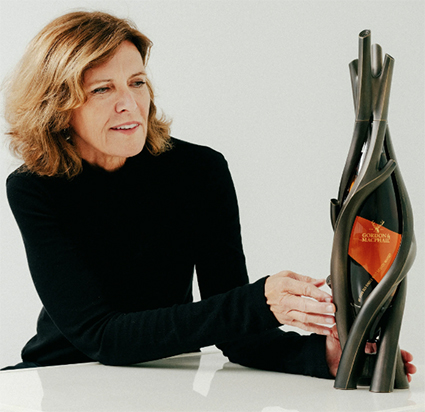 Det er den amerikanske arkitekt Jeanne Gang, der har skabt skulpturen, der omkranser flasken med verdens ældste single malt whisky.