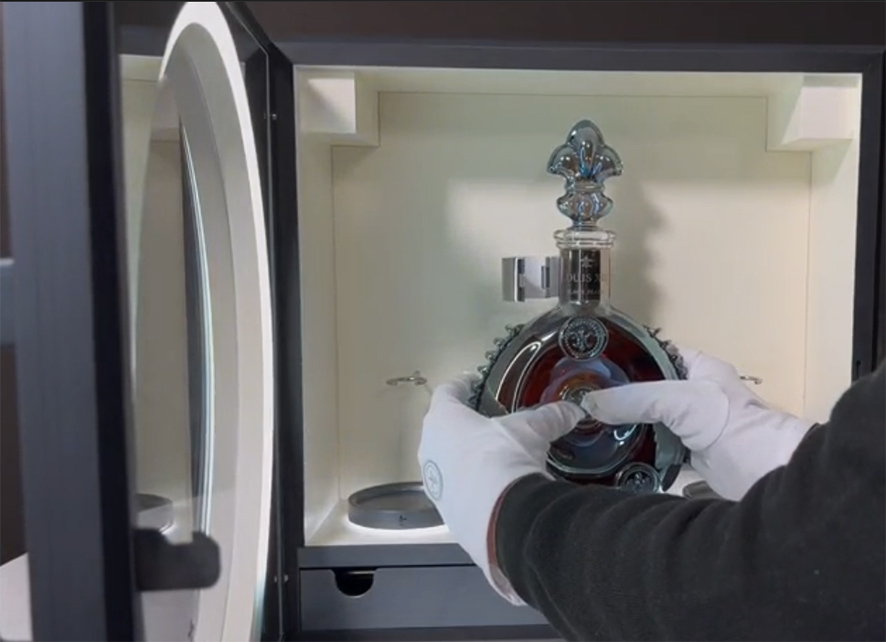 Fra den lille film om Black Pearl og den alsidige boks. Her illustreres, hvordan man sætter gang i afkølingen af cognacen.