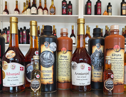 Et udvalg af flasker med mjød hos Tarp Bryggeri.