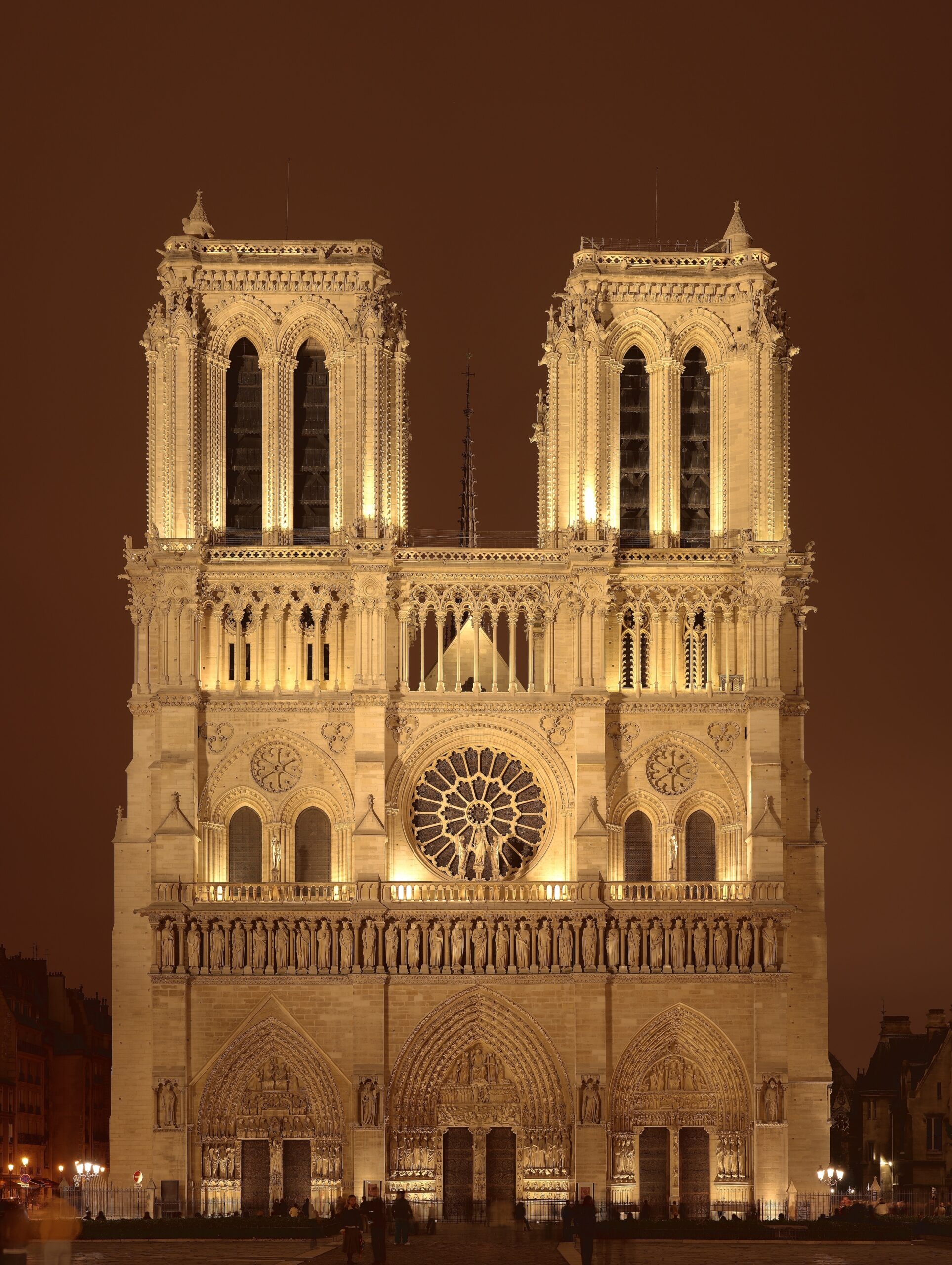 Katedralen Notre Dame i Paris slår snart dørene op igen. Foto: Wikipedis/Sanchezn.