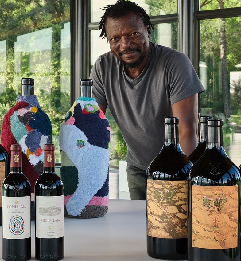Pascale Marthine Tayou med de flasker, han har designet for Ornellaia.