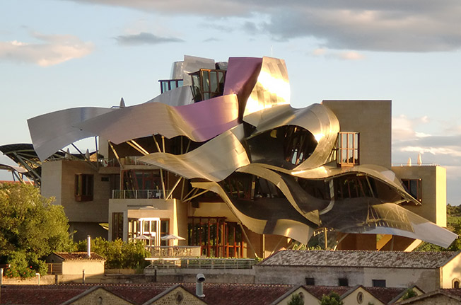 Marqués de Riscal i Rioja er ikke kun et vinhus - det er en hel vinby med restauranter, overnatningsmuligheder osv.