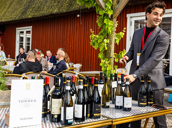 Der blev skænket såvel svenske som udenlandske vine i deltagernes glas. Foto: Terra Skåne.