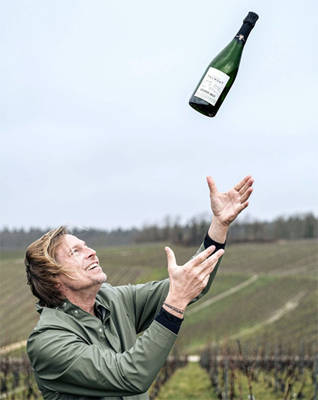 Ludovic du Plessis, der er præsident for champagnehuset Telmont, demonstrerer husets nye flaske, der er 35 gram lettere end en standard champagneflaske.