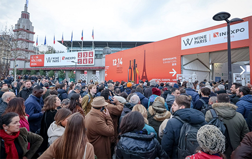 Folk i kø for at komme ind til Wine Paris 2024. Foto: Philippe Labeguerie.