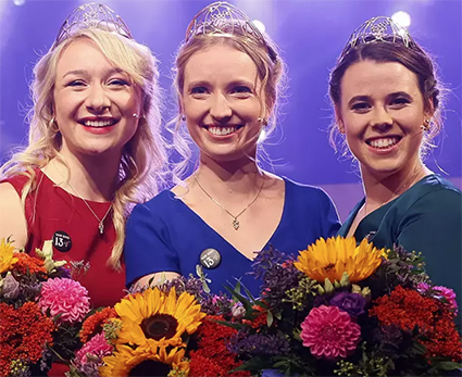 Anne Zenz fra Mosel i midten med sine to vinprinsesser, Emma Meinhardt fra Saale-Unstrut (tv.) og Katja Simon fra Hessischen Bergstrasse. Den var 13. gang, at en kandidat fra Mosel blev kåret som vindronning.