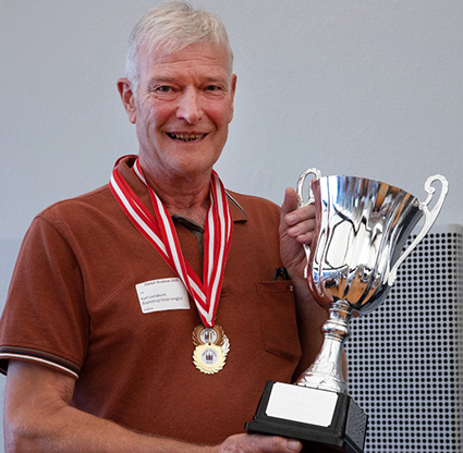 En stolt Årets Vinbonde, Kurt Lundkvist, ved medalje og pokal.